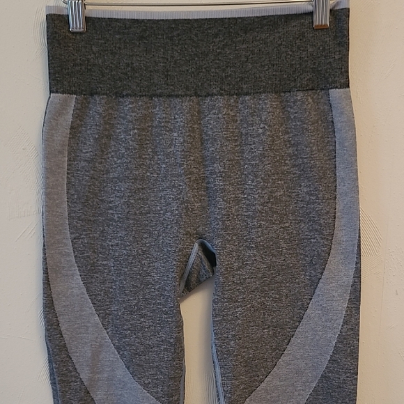 PINK Victoria's Secret Charcoal Leggings - Picture 5 of 12